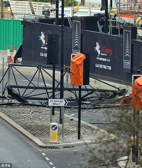 Trực thăng va vào cần cẩu đúng vào giờ cao điểm.