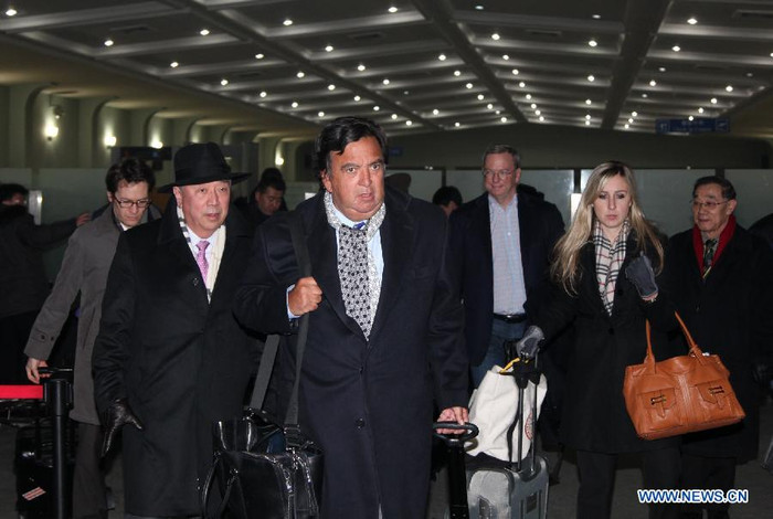 Cựu Thống đốc bang New Mexico của Mỹ Bill Richardson (thứ 3 từ trái sang) và Chủ tịch tập đoàn Google Eric Schmidt (thứ 3 từ phải sang) tại sân bay Sunan của Bình Nhưỡng ngày 7/1. Cựu Thống đốc bang New Mexico của Mỹ Bill Richardson (thứ 3 từ trái sang) và Chủ tịch tập đoàn Google Eric Schmidt (thứ 3 từ phải sang) tại sân bay Sunan của Bình Nhưỡng ngày 7/1.