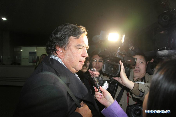 Cựu Thống đốc bang New Mexico của Mỹ Bill Richardson trả lời phóng viên tại sân bay ở Bình Nhưỡng. Cựu Thống đốc bang New Mexico của Mỹ Bill Richardson trả lời phóng viên tại sân bay ở Bình Nhưỡng.