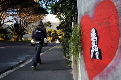 Nhiều người Nam Phi đang cầu nguyện cho cựu Tổng thống nhanh chóng qua cơn nguy kịch và hồi phục, nhưng họ cũng đã chuẩn bị tinh thần cho tình huống xấu nhất. Nhiều người Nam Phi đang cầu nguyện cho cựu Tổng thống nhanh chóng qua cơn nguy kịch và hồi phục, nhưng họ cũng đã chuẩn bị tinh thần cho tình huống xấu nhất.