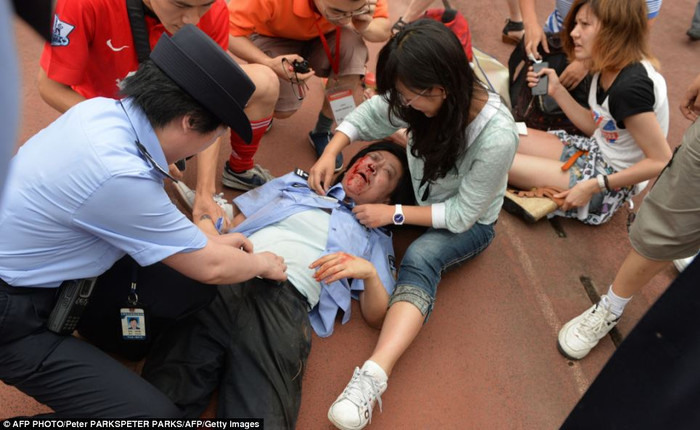 Nữ cảnh sát mình đầy máu.