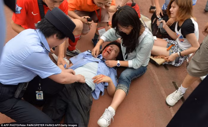 Nữ cảnh sát mình đầy máu.