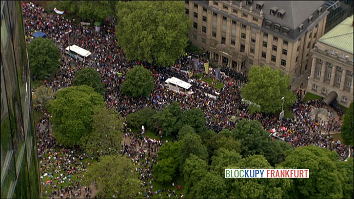 Khoảng 3.000 người biểu tình đang có mặt trước trụ sở ECB.