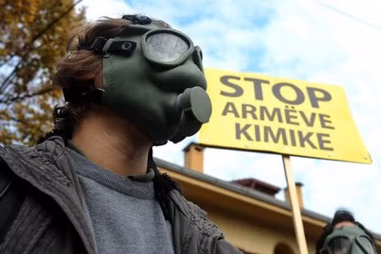 Biểu tình chống lại việc tiếp nhận vũ khí hóa học để tiêu hủy ở Albania.