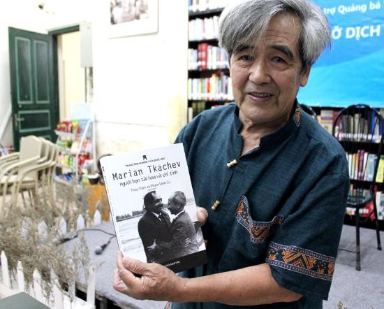 Dịch giả Thúy Toàn cùng cuốn sách “Marian Tkachev – Người bạn tài hoa và chí tình" do ông và GS.TS Phạm Vĩnh Cư chủ biên. Ảnh nguồn TTVH.