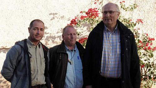 Hai con tin người Anh được trả tự do gồm Peter (giữa) và Alan (trái) đứng cạnh một con tin người Na Uy không xác định bên ngoài một đồn cảnh sát ở In Amenas