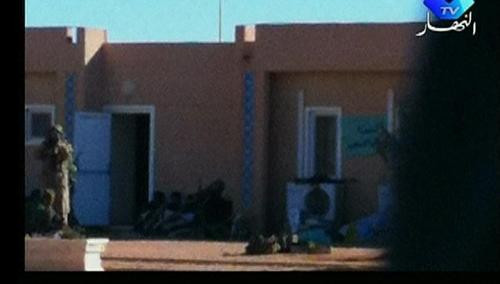 Quân đội Algeria được triển khai tới hiện trường vụ bắt cóc con tin tham gia cuộc giải cứu đẫm máu.