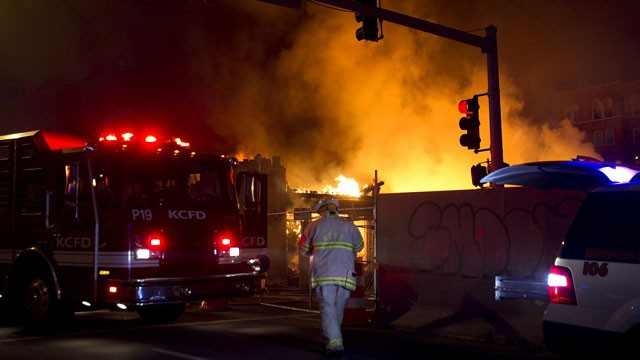 Lính cứu hỏa địa phương đang cố gắng kiểm soát ngọn lửa.