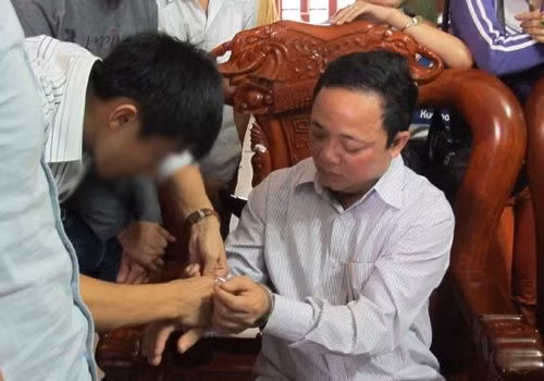 Ông Nguyễn Văn Thúy bị bắt tạm giam và khám xét nhà vì hành vi lừa đảo.