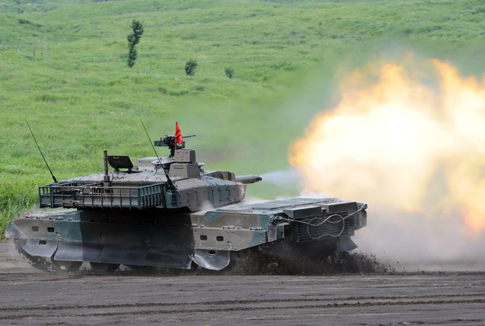 Xe tăng type-10 đang đổi hướng. Xe tăng type-10 đang đổi hướng.