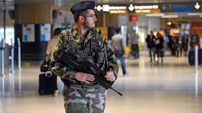 Lính Pháp tuần tra chống khủng bố tại khu thương mại đông đúc (hình minh họa) Lính Pháp tuần tra chống khủng bố tại khu thương mại đông đúc (hình minh họa)