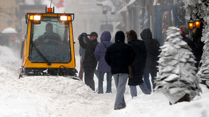 Xe dọn tuyết làm sạch đường phố sau bão tuyết tại thành phố Quebec hôm 22/12. Xe dọn tuyết làm sạch đường phố sau bão tuyết tại thành phố Quebec hôm 22/12.