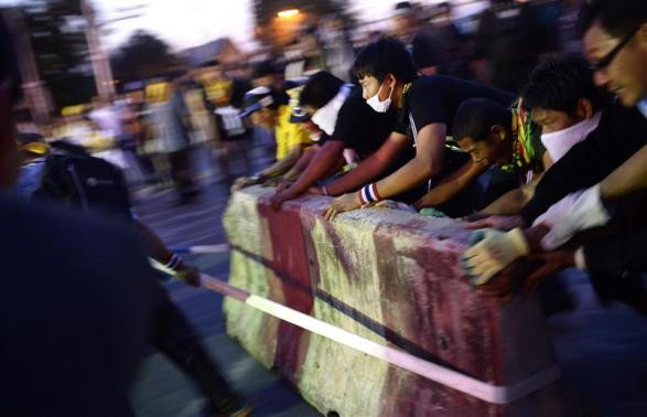 Những người biểu tình phản đối chính phủ bao vây các trụ sở chính quyền trung ương nhằm gây tê liệt bộ máy chính phủ.