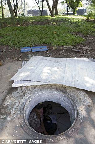 Những tấm ván được dùng như cánh cửa cho căn nhà vào ban đêm. Những tấm ván được dùng như cánh cửa cho căn nhà vào ban đêm.
