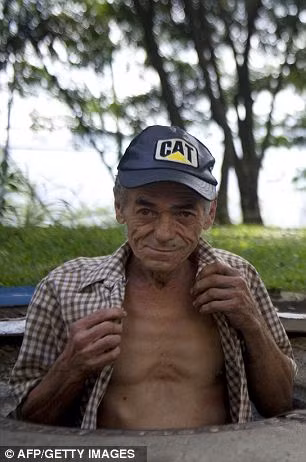 Khi muốn đứng thẳng người, ông sẽ phải đứng như thế này.