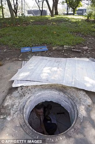 Những tấm ván được dùng như cánh cửa cho căn nhà vào ban đêm.