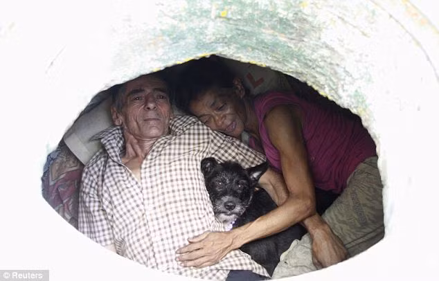 Họ chỉ có thể nằm hoặc ngồi bên trong căn nhà cao 1,4 m.