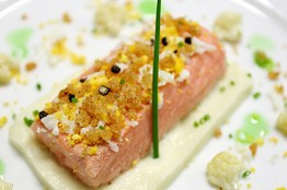 Món cá hồi nướng thưởng thức cùng rượu vang ấn tượng tại Metropole. Món cá hồi nướng thưởng thức cùng rượu vang ấn tượng tại Metropole.