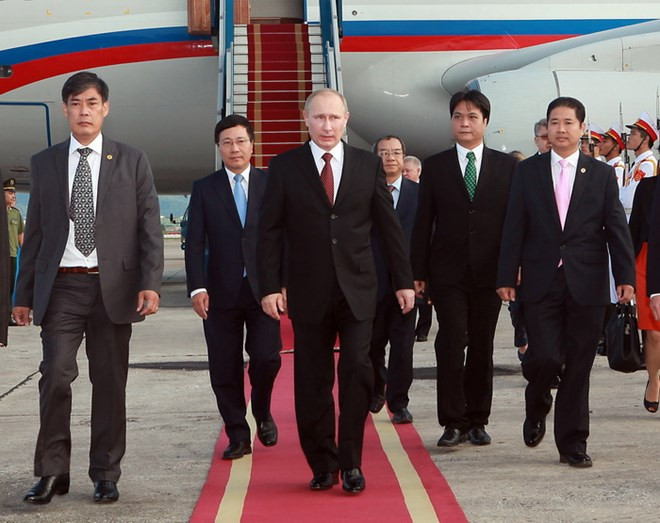 Lễ đón Tổng thống Vladimir Putin tại sân bay Quốc tế Nội Bài. (Ảnh: Trọng Đức/TTXVN) Lễ đón Tổng thống Vladimir Putin tại sân bay Quốc tế Nội Bài. (Ảnh: Trọng Đức/TTXVN)