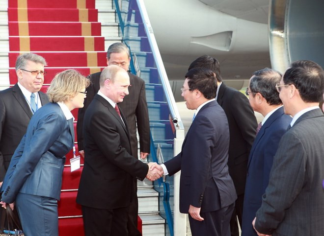 Bộ trưởng Ngoại giao Phạm Bình Minh đón tiếp Tổng thống Nga Vladimir Putin tại Hà Nội. (Ảnh: Trọng Đức/TTXVN) Bộ trưởng Ngoại giao Phạm Bình Minh đón tiếp Tổng thống Nga Vladimir Putin tại Hà Nội. (Ảnh: Trọng Đức/TTXVN)