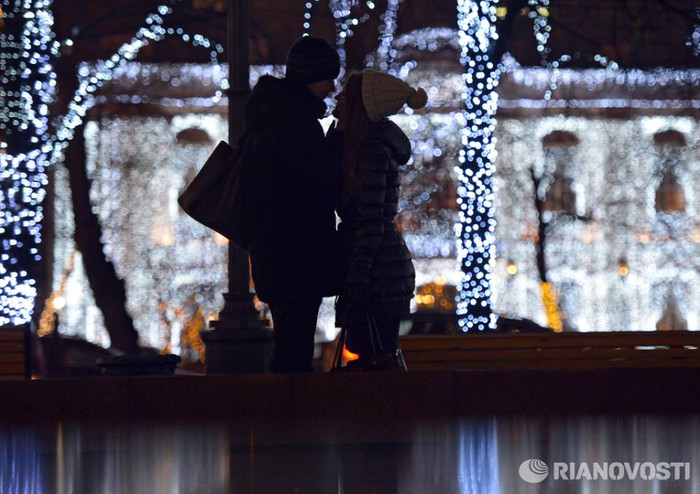 Một cặp thanh niên trao nhau nụ hôn bên đài phun nước. Một cặp thanh niên trao nhau nụ hôn bên đài phun nước.