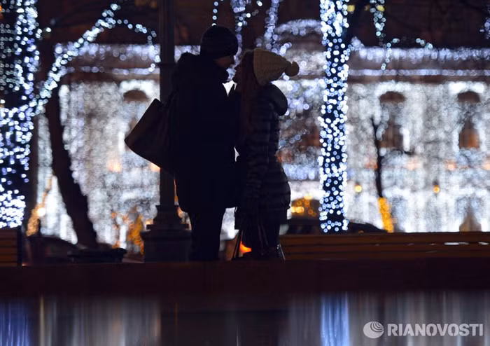 Một cặp thanh niên trao nhau nụ hôn bên đài phun nước.