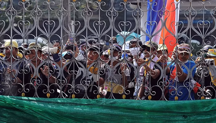 Những người biểu tình chống chính phủ Thái Lan bao vây các địa điểm ở thành phố Bangkok. Những người biểu tình chống chính phủ Thái Lan bao vây các địa điểm ở thành phố Bangkok.