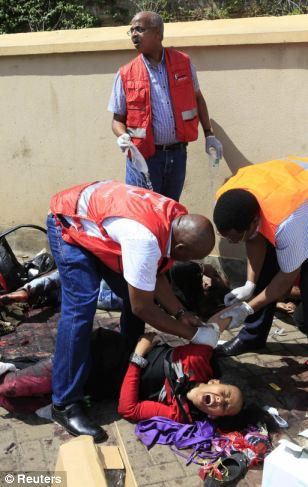 Các nhân viên y tế hỗ trợ những người bị thương Các nhân viên y tế hỗ trợ những người bị thương