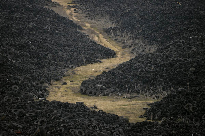 Hàng ngàn chiếc lốp xe đang chờ được tái chế tại Sesena, Tây Ban Nha ngày 9/1. Hàng ngàn chiếc lốp xe đang chờ được tái chế tại Sesena, Tây Ban Nha ngày 9/1.