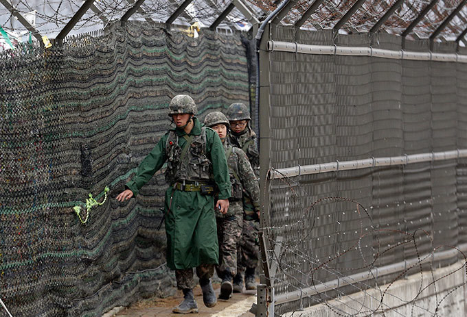 Kiểm tra hàng rào an ninh trong quá trình tập trận chung. Kiểm tra hàng rào an ninh trong quá trình tập trận chung.