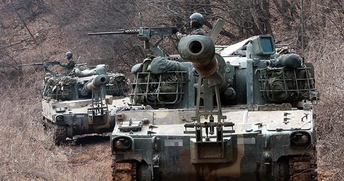 Xe bọc thép của quân đội Mỹ và Hàn Quốc tham gia tập trận hôm 13/3. Xe bọc thép của quân đội Mỹ và Hàn Quốc tham gia tập trận hôm 13/3.