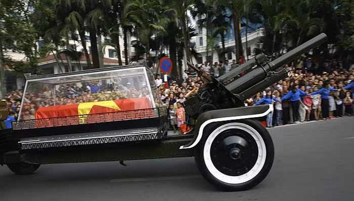 Linh xa gắn đại bác chở linh cữu Đại tướng. Linh xa gắn đại bác chở linh cữu Đại tướng.