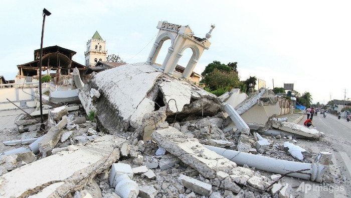 Một nhà thờ sụp đổ sau khi động đất tấn công Philippines hôm 15.10 Một nhà thờ sụp đổ sau khi động đất tấn công Philippines hôm 15.10