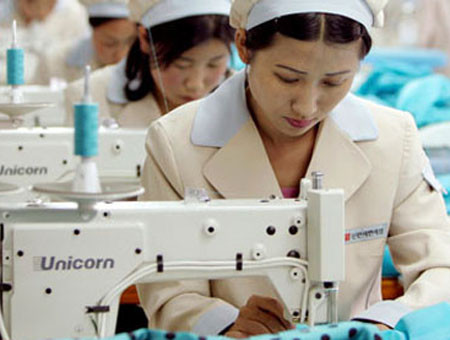 Công nhân Triều Tiên làm việc tại khu công nghiệp Kaesong. Công nhân Triều Tiên làm việc tại khu công nghiệp Kaesong.