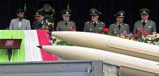 Tổng thống Iran cùng các quan chức cấp cao trong lễ duyệt binh mừng ngày truyền thống của quân đội nước này tại Tehran hôm 18/4.