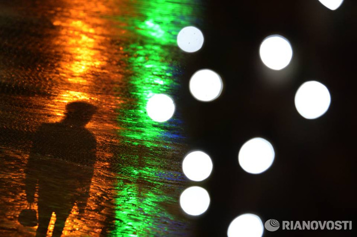 Người dân thành phố Moscow soi bóng trên nền đường đủ sắc. Người dân thành phố Moscow soi bóng trên nền đường đủ sắc.