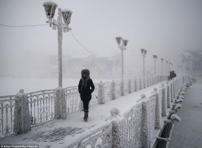 Một cây cầu bị đóng băng trong làng Yakutsk. Một cây cầu bị đóng băng trong làng Yakutsk.