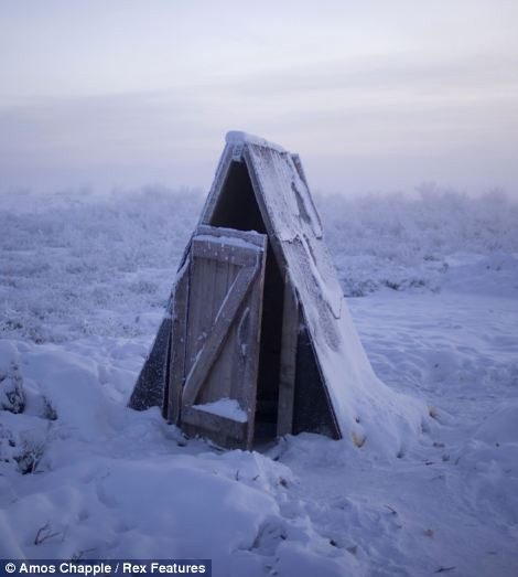 Một nhà vệ sinh ngoài trời tại làng Oymyakon. Tất cả các nhà vệ sinh trong làng đều được đặt ở ngoài trời. Một nhà vệ sinh ngoài trời tại làng Oymyakon. Tất cả các nhà vệ sinh trong làng đều được đặt ở ngoài trời.