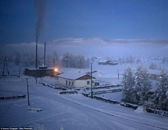 Làng Oymyakon nằm trên độ cao 750m trên mực nước biển. Độ dài của ngày thay đổi từ 3 giờ trong những tháng mùa đông đến 21 giờ trong những tháng mùa hè. Làng Oymyakon nằm trên độ cao 750m trên mực nước biển. Độ dài của ngày thay đổi từ 3 giờ trong những tháng mùa đông đến 21 giờ trong những tháng mùa hè.