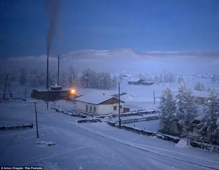 Làng Oymyakon nằm trên độ cao 750m trên mực nước biển. Độ dài của ngày thay đổi từ 3 giờ trong những tháng mùa đông đến 21 giờ trong những tháng mùa hè.