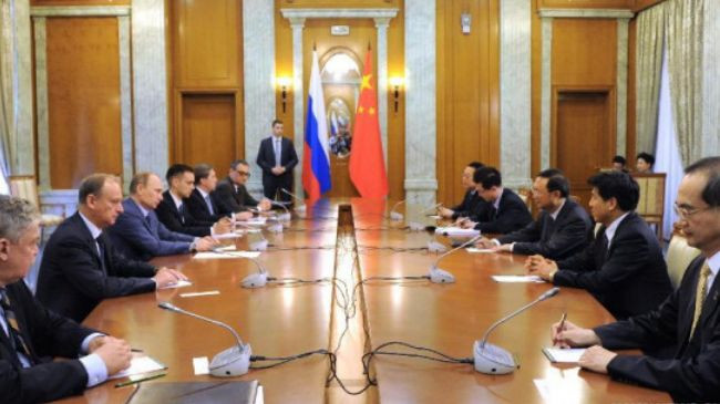 Tổng thống Nga Vladimir Putin (thứ ba, bên trái) tiếp ông Dương Khiết Trì (thứ ba, bên phải) tại Sochi, Nga ngày 16/8/2013.