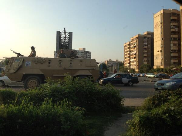 Xe bọc thép được triển khai trên đường phố sau khi Tổng thống Morsi bị lật đổ. Xe bọc thép được triển khai trên đường phố sau khi Tổng thống Morsi bị lật đổ.