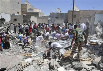 Cảnh đổ nát sau vụ không kích tại Salma hôm 10/8.