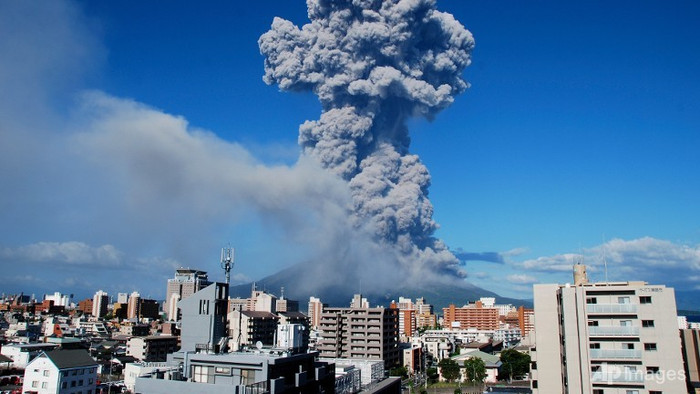 Núi lửa Sakurajima phun tro bụi vào không khí hôm 18/8. Núi lửa Sakurajima phun tro bụi vào không khí hôm 18/8.