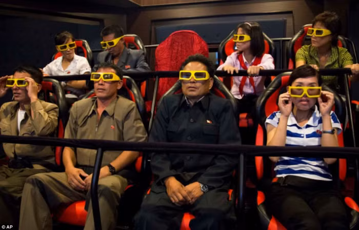 Người dân xem phim 3D tại rạp chiếu phim nhân dân Rungna thuộc Công viên Pleasure.