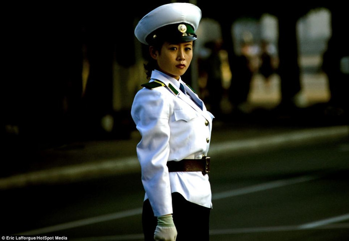Một nữ cảnh sát giao thông tại Bình Nhưỡng. Một nữ cảnh sát giao thông tại Bình Nhưỡng.