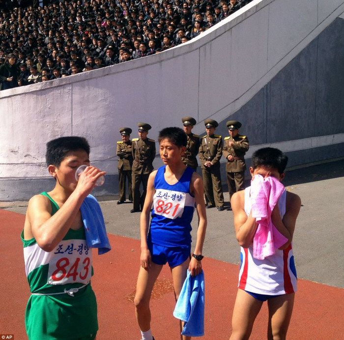 Các vận động viên trong giải đua marathon Mangyongdae Các vận động viên trong giải đua marathon Mangyongdae
