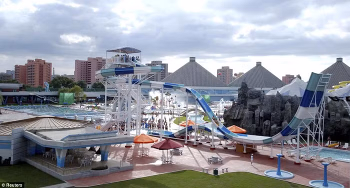 Người dân xếp hàng lên ống trượt nước.