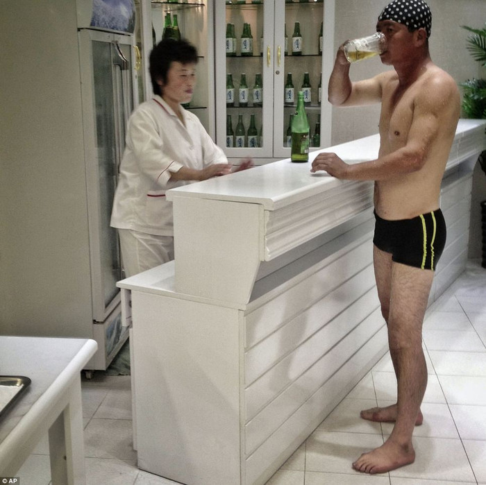 Quầy phục vụ bia cho khách bơi tại công viên giải trí. Quầy phục vụ bia cho khách bơi tại công viên giải trí.