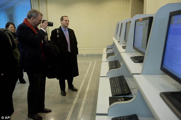 Eric Schmidt chụp ảnh dàn máy tính tại thư viện của Đại học Kim Nhật Thành.